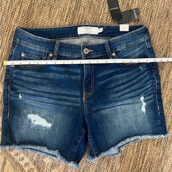 NWT TORRID Mid-Rise Boondock Denim Shorts - Picture 6 of 6